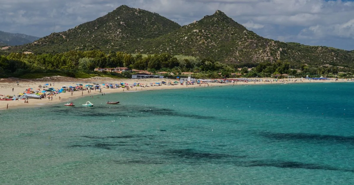 Belle plage en Sardaigne, Italie avec des eaux turquoise et un paysage vibrant parfait pour des vacances d'été.