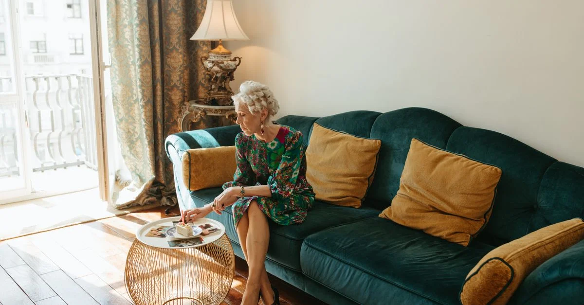 Une élégante femme senior profitant d'un moment de calme sur le canapé dans un salon stylé.