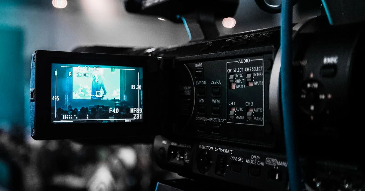 Caméra vidéo HD capturant un événement en direct ; mise au point sur l'écran et les commandes.