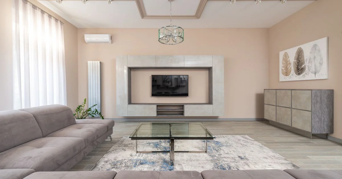 Un salon moderne avec des meubles épurés et une esthétique minimaliste, parfait pour le marketing immobilier.