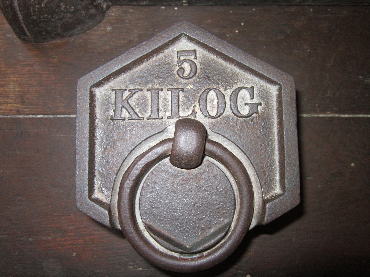 Une Tonne Est égale à Combien De Kg Conversion de tonnes en kilogrammes (t en kg) en ligne